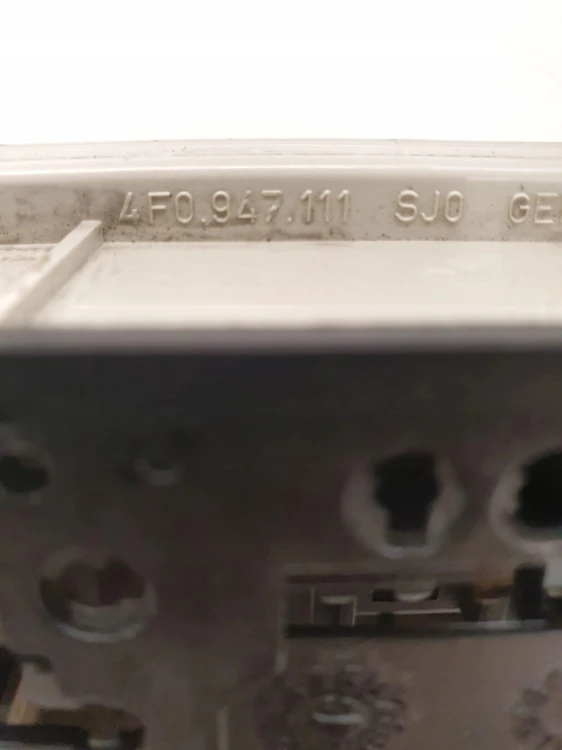 LAMPKA OŚWIETLENIE KABINY AUDI A6 C6 4F0947111
