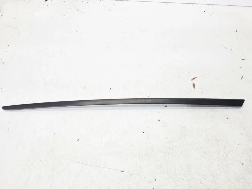 LISTWA ZGARNIAJĄCA SZYBY CZOŁOWEJ PRAWA AUDI A3 8V 8V5854328