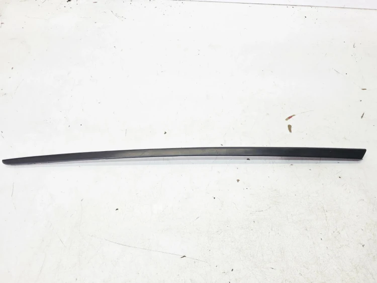 LISTWA ZGARNIAJĄCA SZYBY CZOŁOWEJ PRAWA AUDI A3 8V 8V5854328