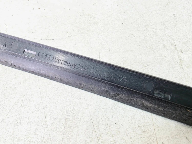 LISTWA ZGARNIAJĄCA SZYBY CZOŁOWEJ PRAWA AUDI A3 8V 8V5854328