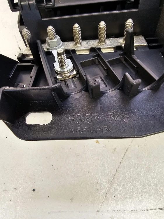 MOCOWANIE SKRZYNKI BEZPIECZNIKÓW AUDI A6 4F0971845