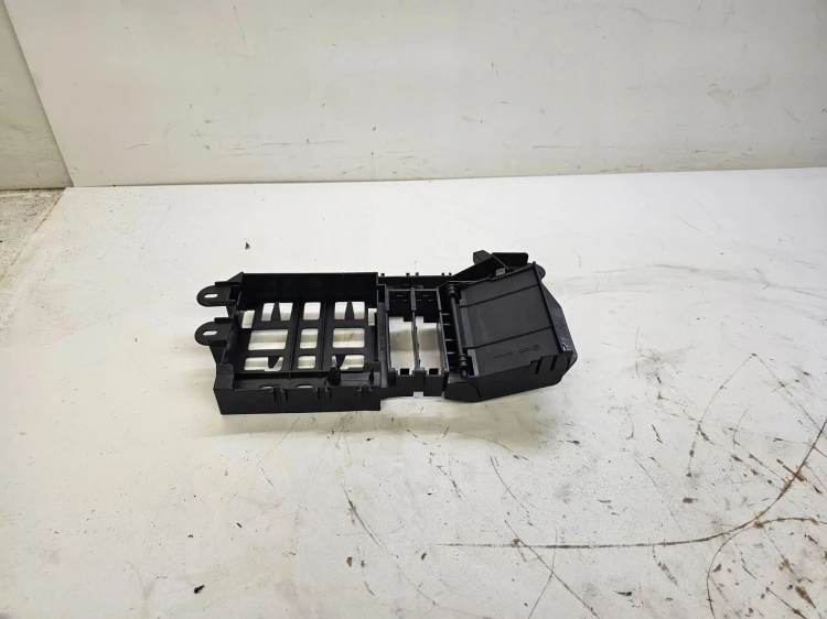 MOCOWANIE SKRZYNKI BEZPIECZNIKÓW AUDI A6 4F0971845
