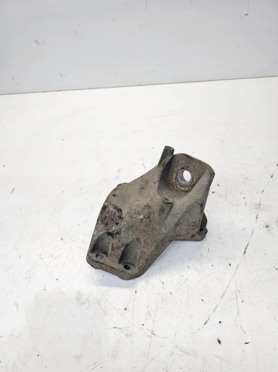 ŁAPA PODPORA SKRZYNI PRAWA AUDI A4 B7 8E0399113P