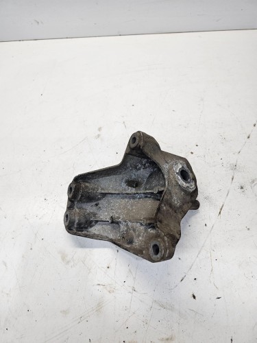 ŁAPA PODPORA SKRZYNI PRAWA AUDI A4 B7 8E0399113P