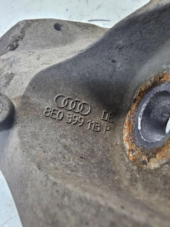 ŁAPA PODPORA SKRZYNI PRAWA AUDI A4 B7 8E0399113P