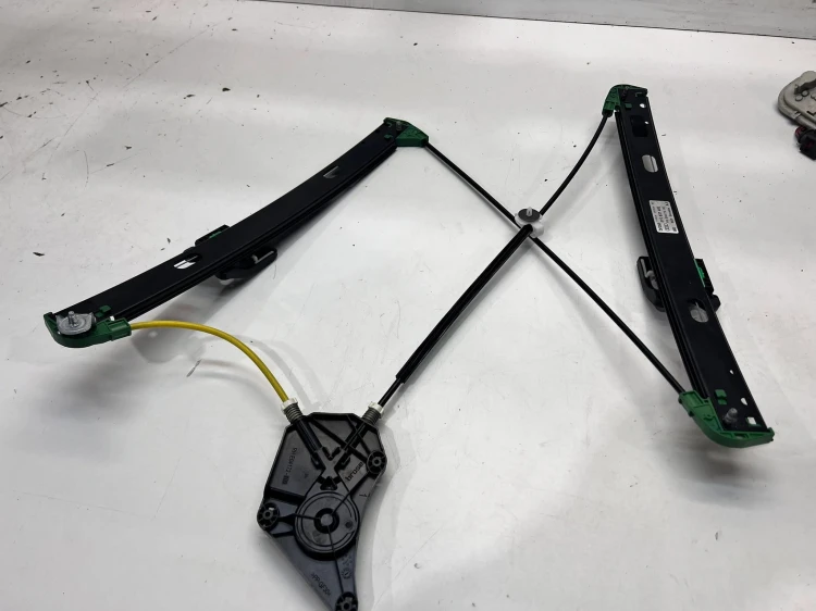 MECHANIZM PODNOSZENIA SZYBY PRAWY PRZÓD AUDI A3 8Y 8Y0837462