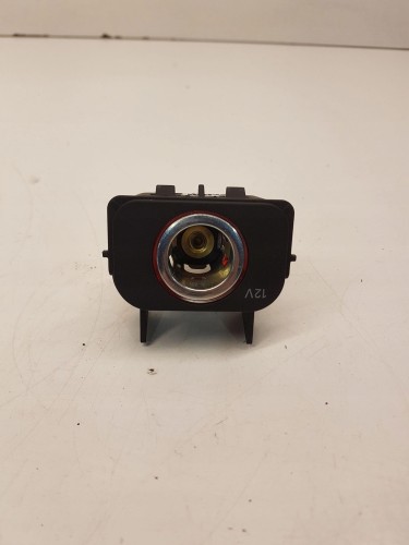 GNIAZDO ZAPALNICZKI TYŁ AUDI A4 B8 A5 Q5 8K0919565