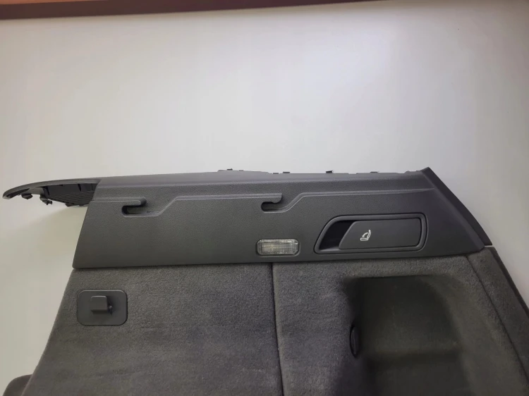 BOCZEK BAGAŻNIKA PRAWY AUDI Q5 8R 8R0863880D SZARA