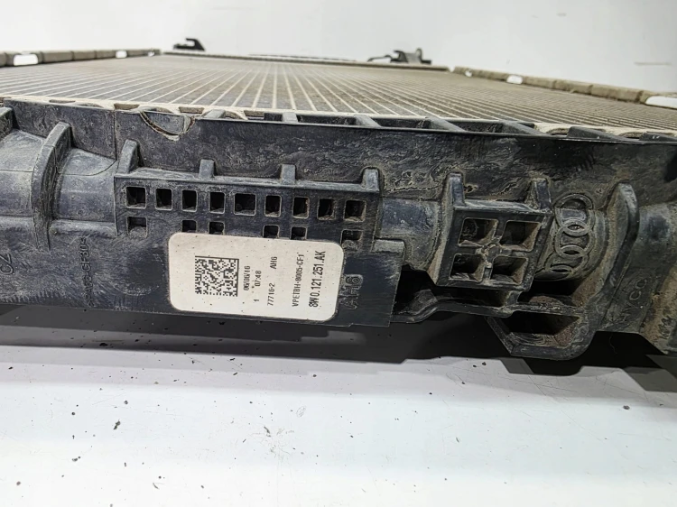 CHŁODNICA PŁYNU WODY AUDI A4 B9 A5 8W 2.0 TDI 8W0121251AK