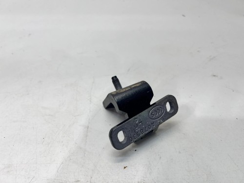 ZAWIAS KLAPY TYŁ LEWY AUDI Q3 8U 8U0827299D
