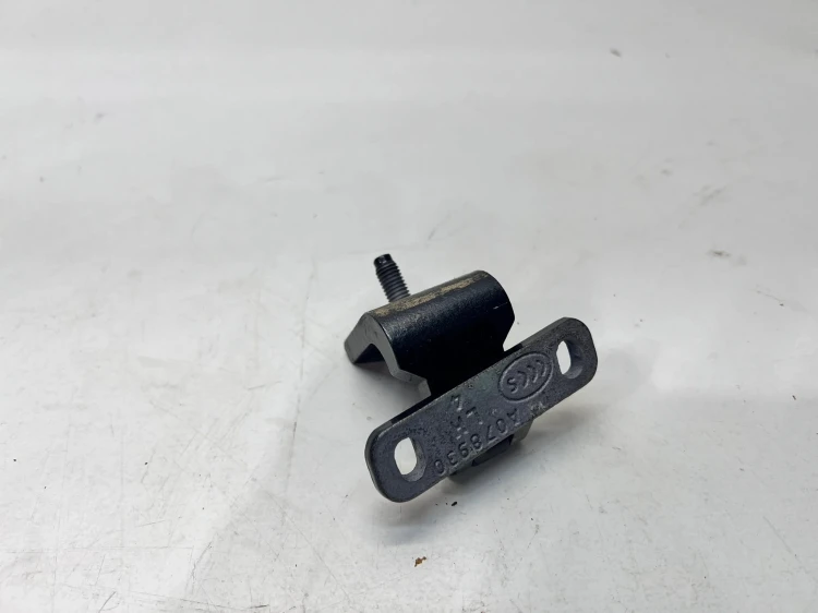 ZAWIAS KLAPY TYŁ LEWY AUDI Q3 8U 8U0827299D