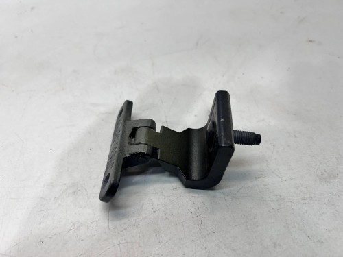 ZAWIAS KLAPY TYŁ LEWY AUDI Q3 8U 8U0827299D