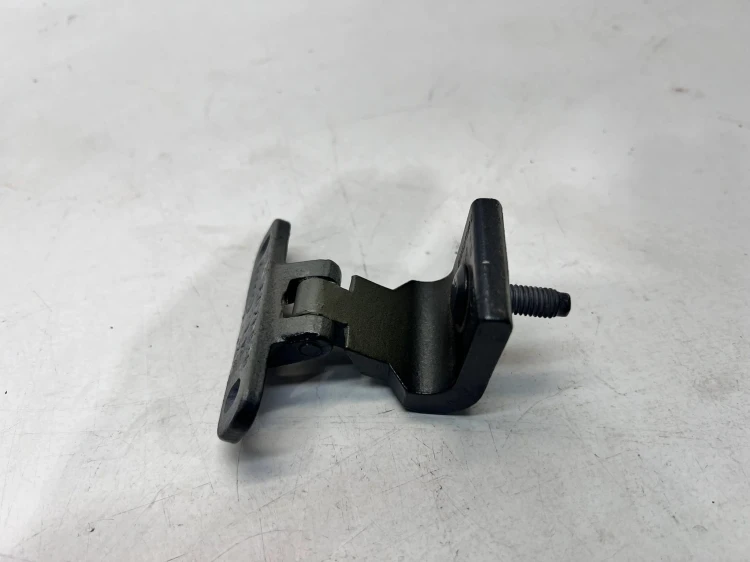 ZAWIAS KLAPY TYŁ LEWY AUDI Q3 8U 8U0827299D