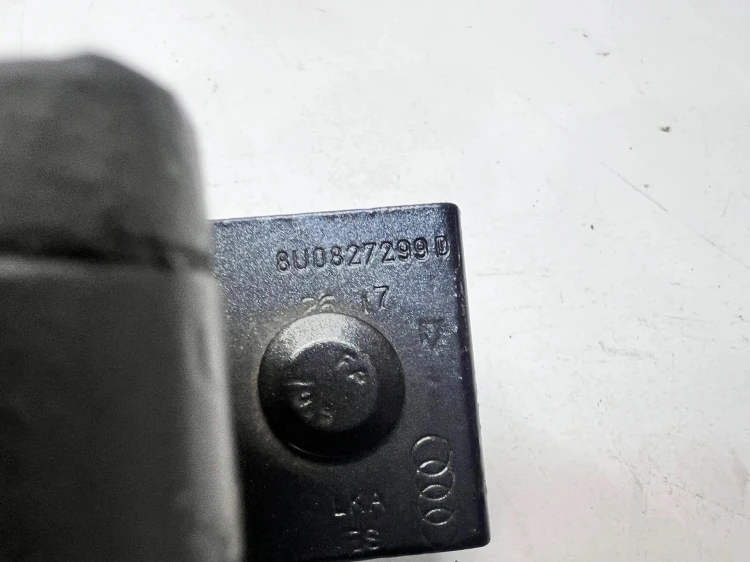 ZAWIAS KLAPY TYŁ LEWY AUDI Q3 8U 8U0827299D