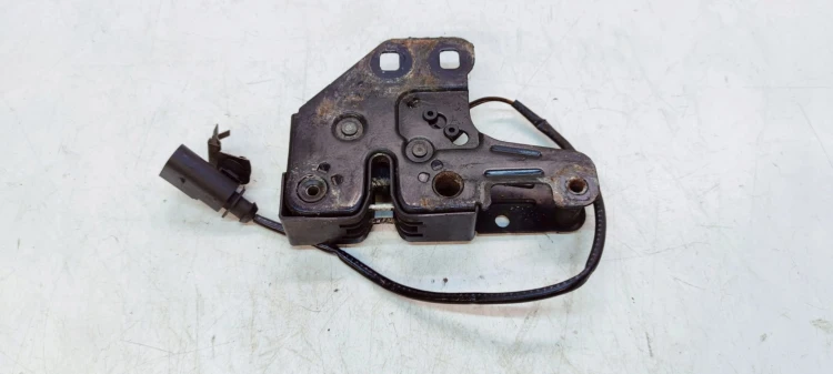 ZAMEK MASKI RYGIEL AUDI A4 B7 8E0823509C