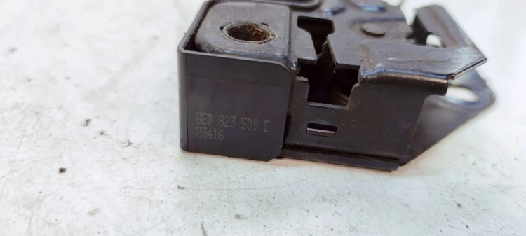 ZAMEK MASKI RYGIEL AUDI A4 B7 8E0823509C