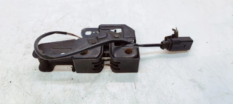 ZAMEK MASKI RYGIEL AUDI A4 B7 8E0823509C