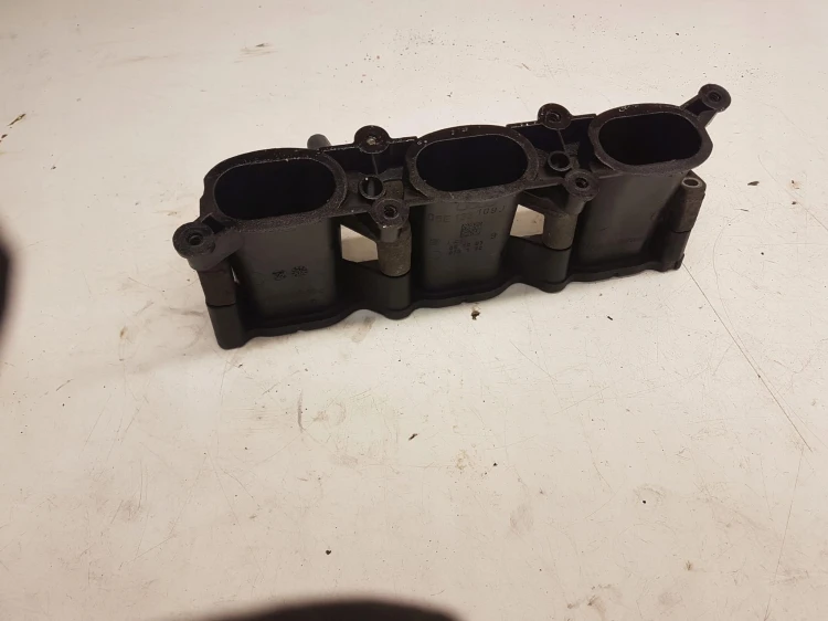 KOLEKTOR SSĄCY AUDI A4 B7 A6 C6 3.2 FSI 06E133109J