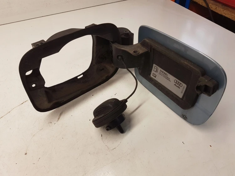 KLAPKA WLEWU PALIWA AUDI A4 B8 8K0809999D LY5J