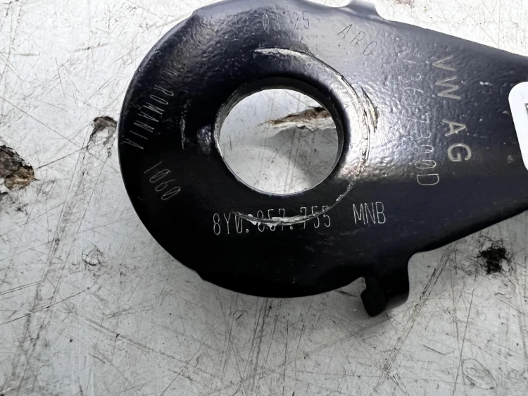 ZAPINKA PASA LEWA LUB PRAWA Z CZUJNIKIEM AUDI A3 8Y 8Y0857755