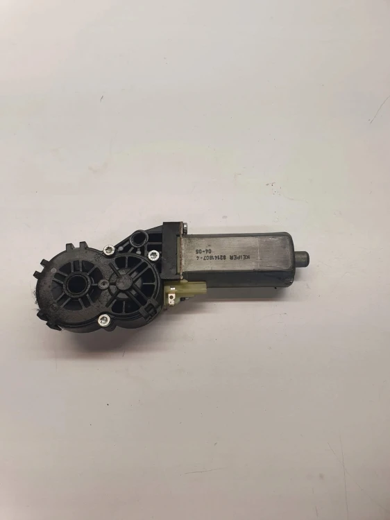 SILNICZEK REGULACJI FOTELA AUDI A6 C6 0390203225