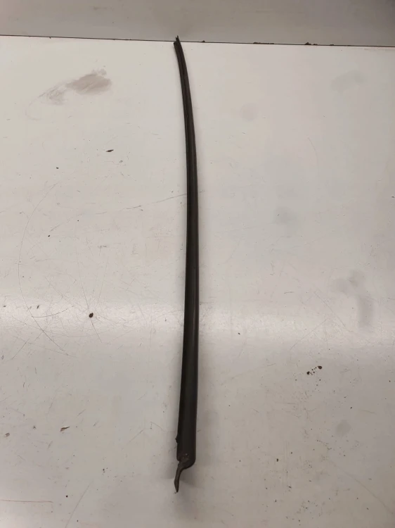 LISTWA SZYBY CZOŁOWEJ AUDI A3 8P LEWA 8P0854327B