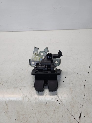 ZAMEK KLAPY TYŁ AUDI Q3 8U 8U0827520