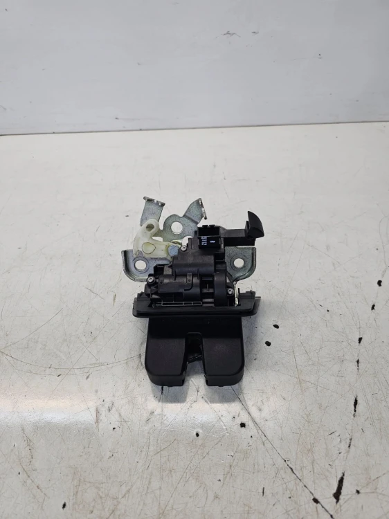 ZAMEK KLAPY TYŁ AUDI Q3 8U 8U0827520