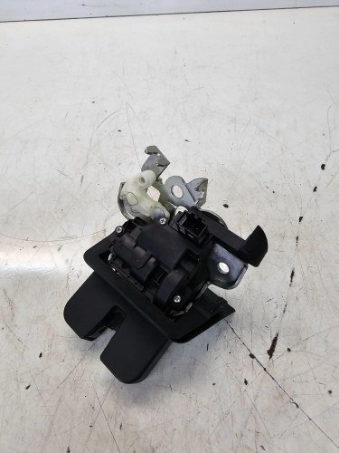 ZAMEK KLAPY TYŁ AUDI Q3 8U 8U0827520