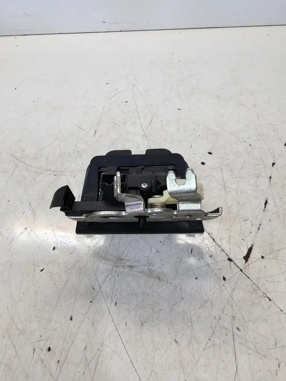ZAMEK KLAPY TYŁ AUDI Q3 8U 8U0827520