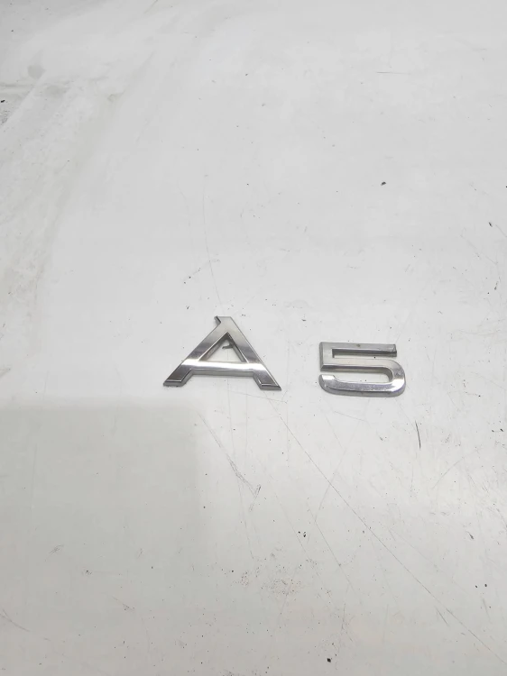 ZNACZEK EMBLEMAT KLAPY TYŁ AUDI A5 8T ORYGINAŁ