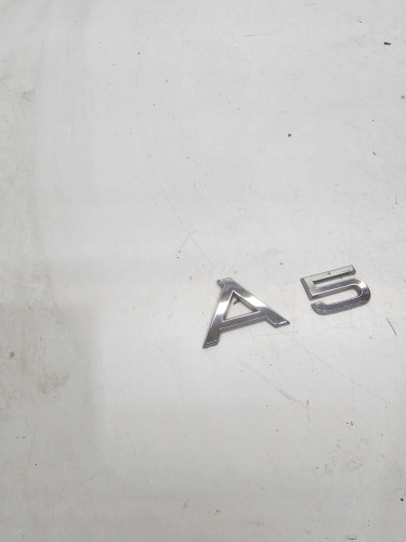 ZNACZEK EMBLEMAT KLAPY TYŁ AUDI A5 8T ORYGINAŁ