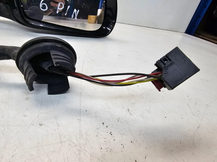 LUSTERKO ZEWNĘTRZNE PRAWY PRZÓD AUDI A3 8P LIFT LZ9Y 6PIN 8P3 UK