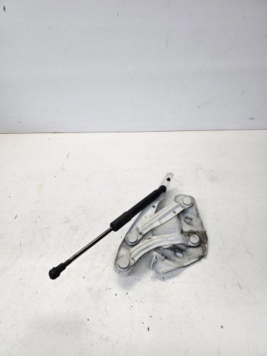 ZAWIAS MASKI PRAWY AUDI A1 8X 8X0823302A