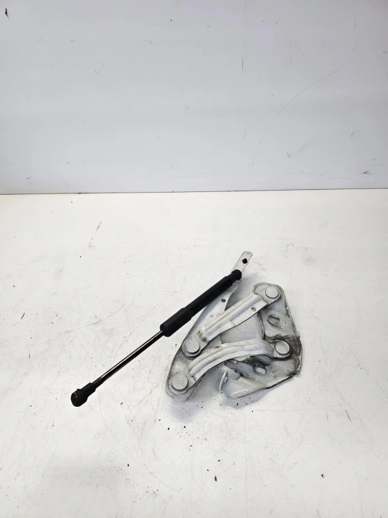 ZAWIAS MASKI PRAWY AUDI A1 8X 8X0823302A