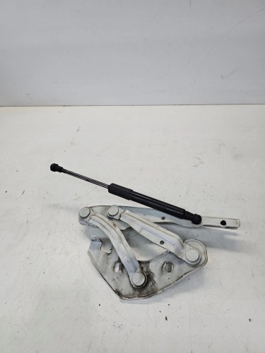 ZAWIAS MASKI PRAWY AUDI A1 8X 8X0823302A