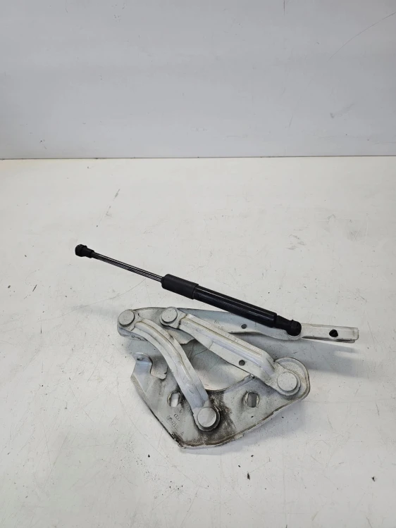 ZAWIAS MASKI PRAWY AUDI A1 8X 8X0823302A