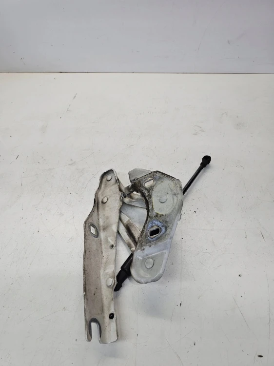 ZAWIAS MASKI PRAWY AUDI A1 8X 8X0823302A