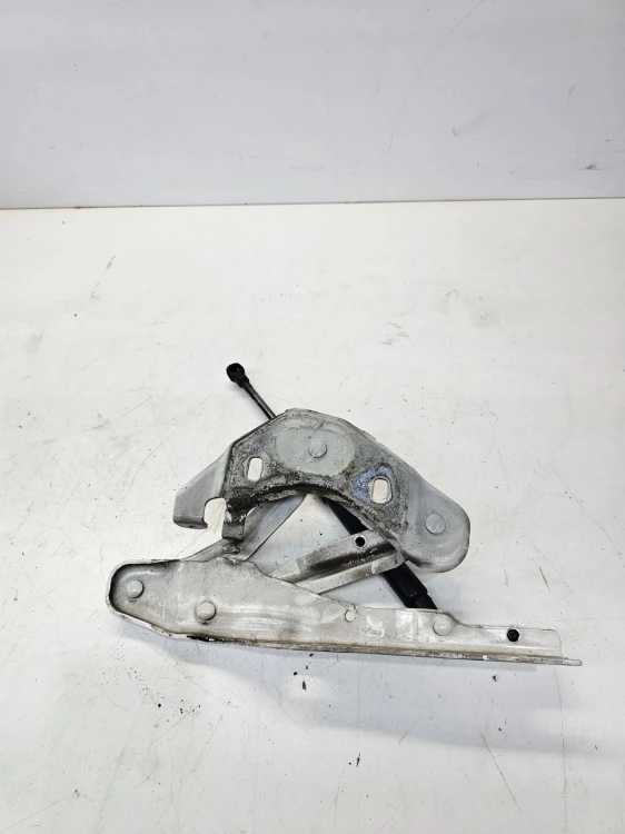 ZAWIAS MASKI PRAWY AUDI A1 8X 8X0823302A