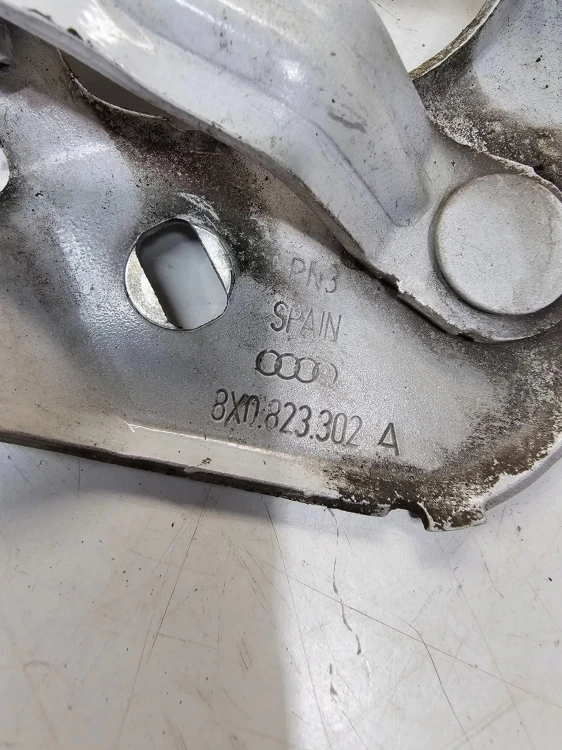 ZAWIAS MASKI PRAWY AUDI A1 8X 8X0823302A
