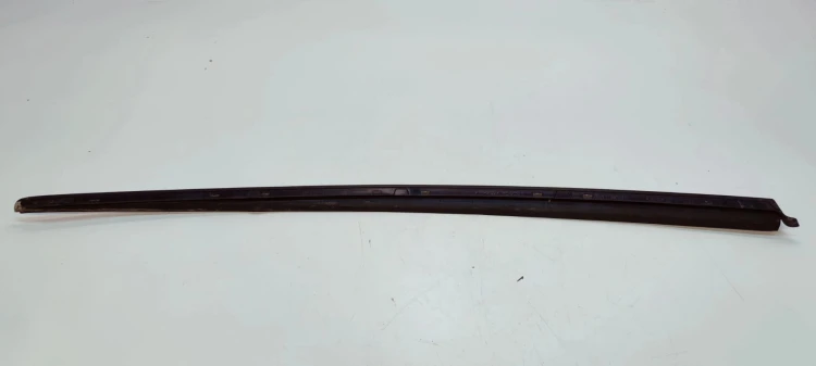 LISTWA ZBIERAJĄCA SZYBY CZOŁOWEJ PRAWA AUDI A6 C7 LIFT 4G0854328B