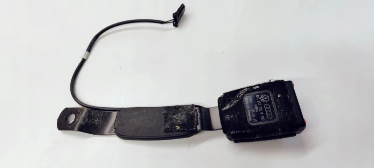 ZAPINKA PASA LEWA KIEROWCY AUDI A1 8X0857755B