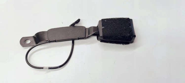 ZAPINKA PASA LEWA KIEROWCY AUDI A1 8X0857755B