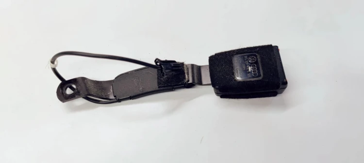 ZAPINKA PASA PRAWA PASAŻER AUDI A1 8X0857756B