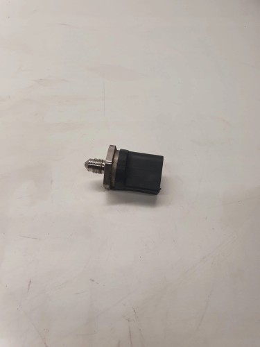 CZUJNIK CIŚNIENIA PALIWA AUDI 1.8 TFSI 06J906051B