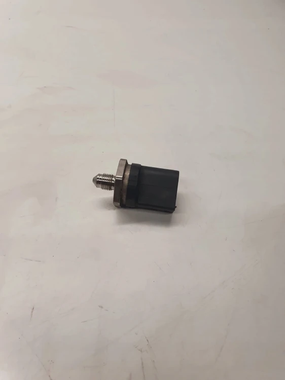CZUJNIK CIŚNIENIA PALIWA AUDI 1.8 TFSI 06J906051B