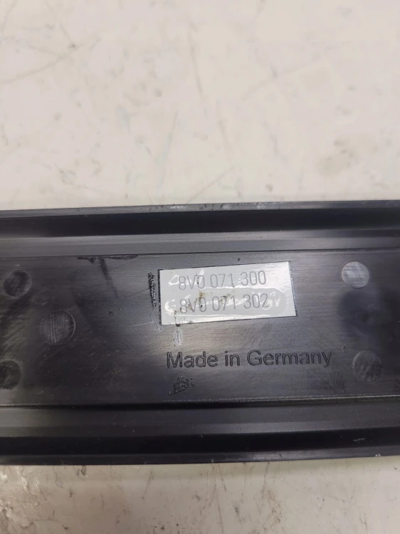 LISTWA PROGOWA PODŚWIETLANA AUDI A3 8V 8V0071302