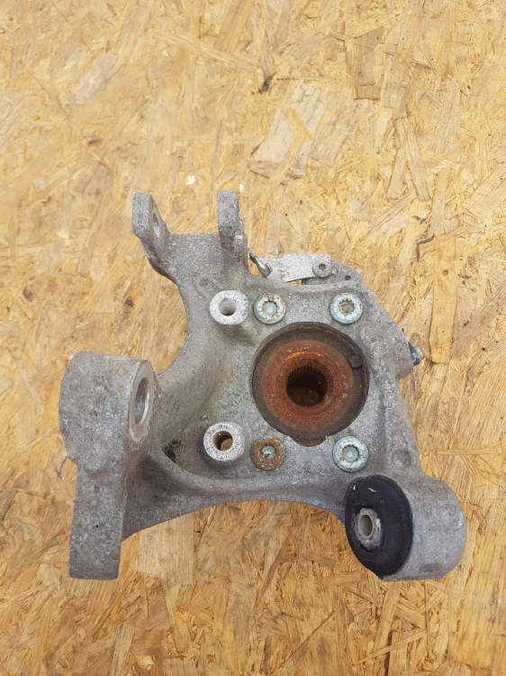 ZWROTNICA PIASTA LEWY TYŁ AUDI A6 C6 4F0505433F
