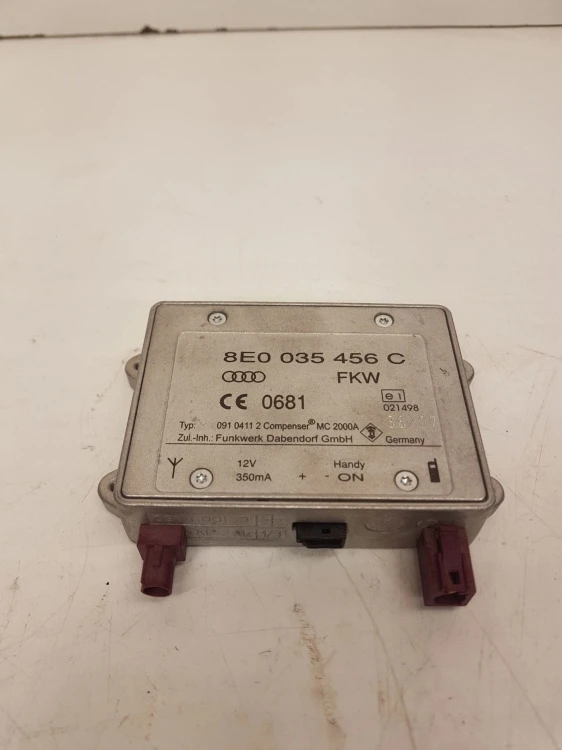 WZMACNIACZ ANTENY TELEFONU AUDI 8E0035456C