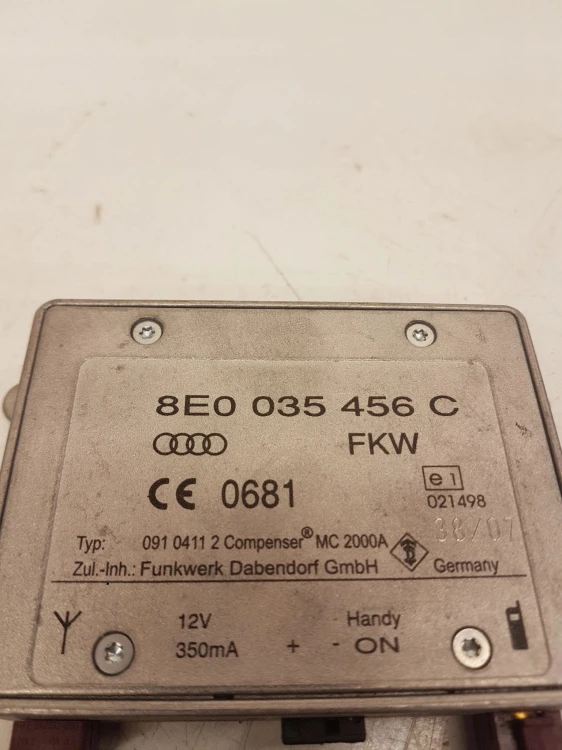 WZMACNIACZ ANTENY TELEFONU AUDI 8E0035456C